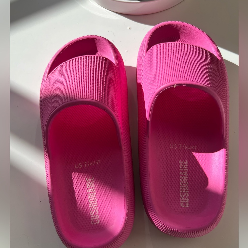 Cushionaire slides hot pink size 7